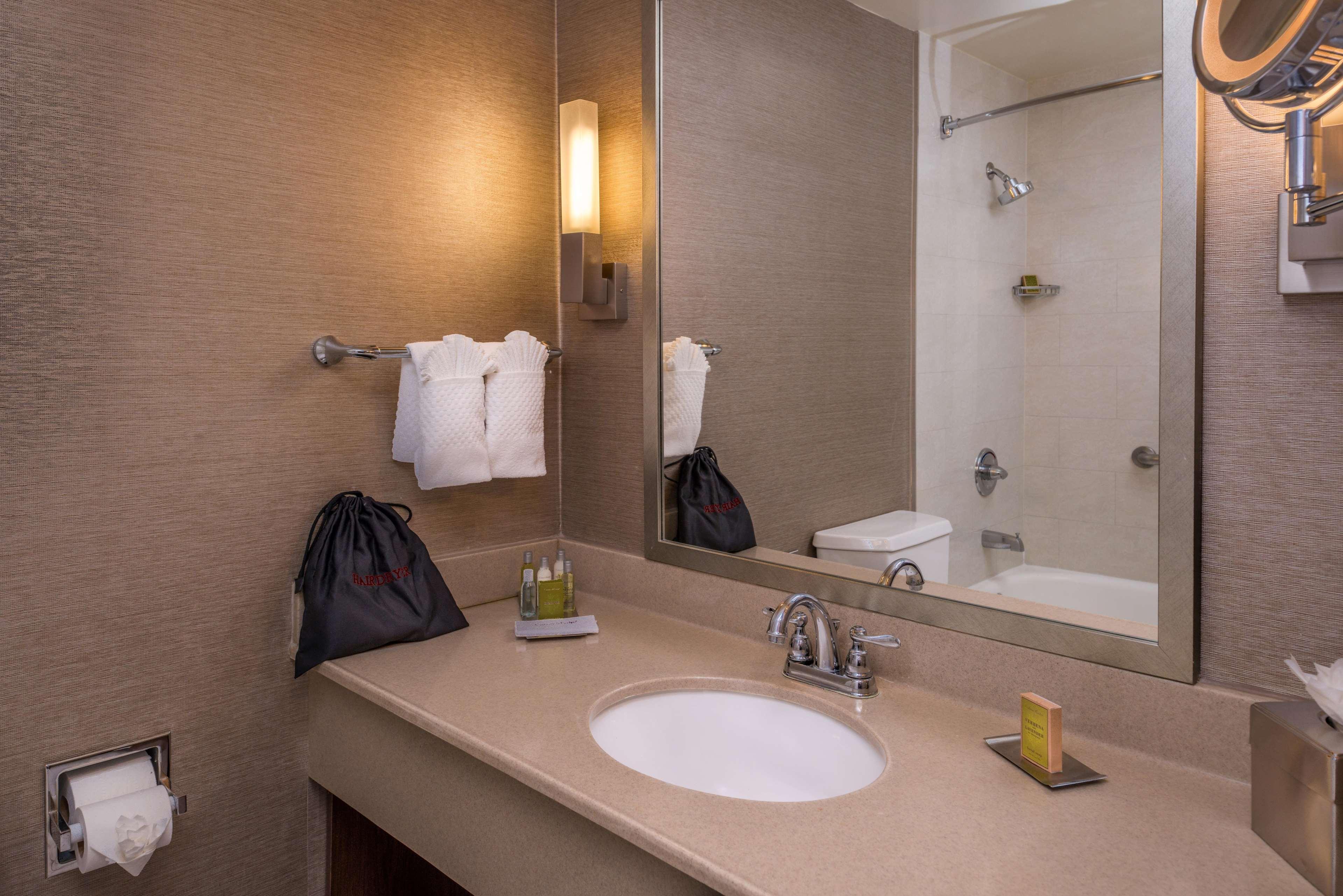 Doubletree By Hilton Whittier Hotel Room photo