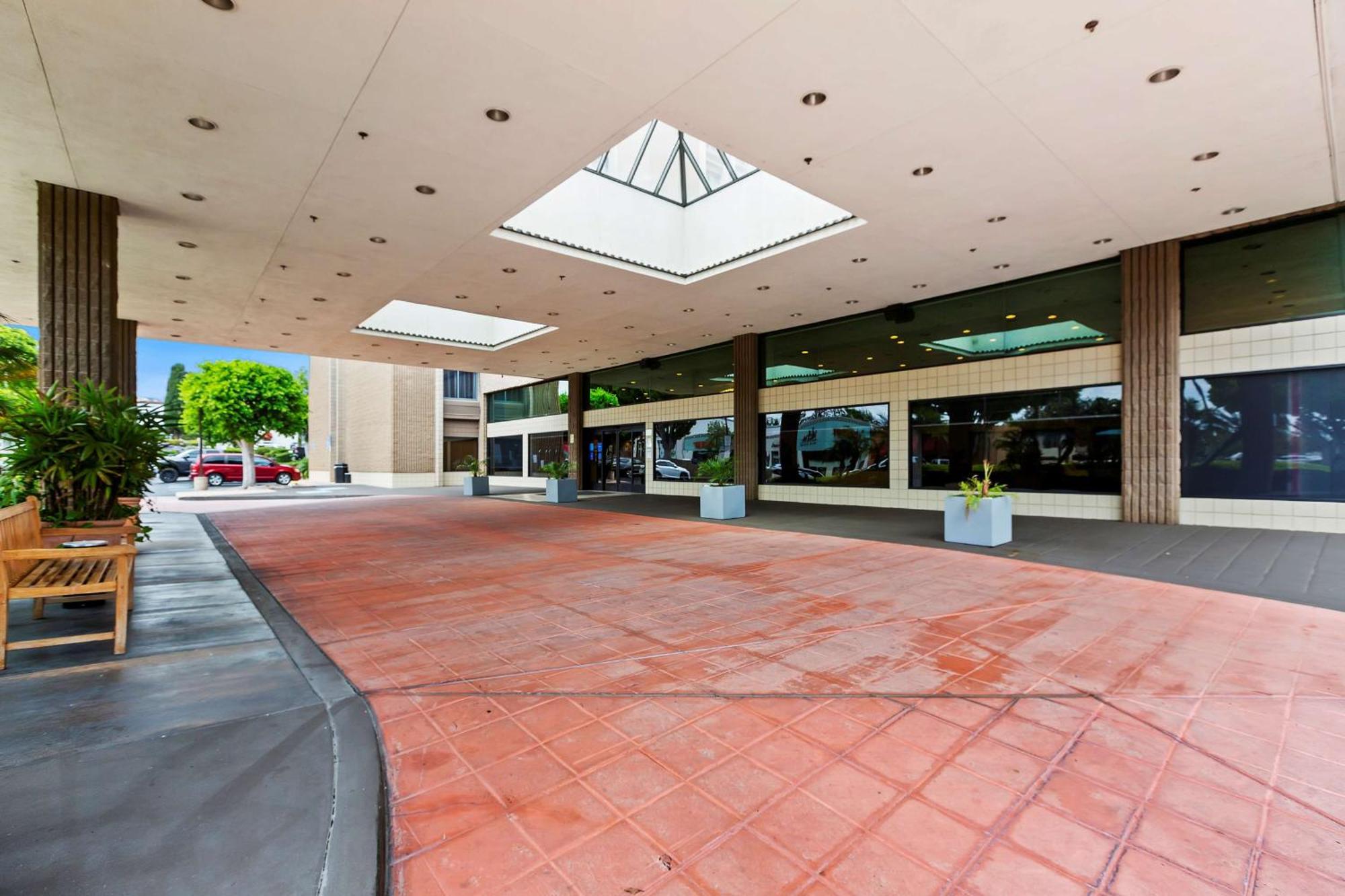 Doubletree By Hilton Whittier Hotel Exterior photo