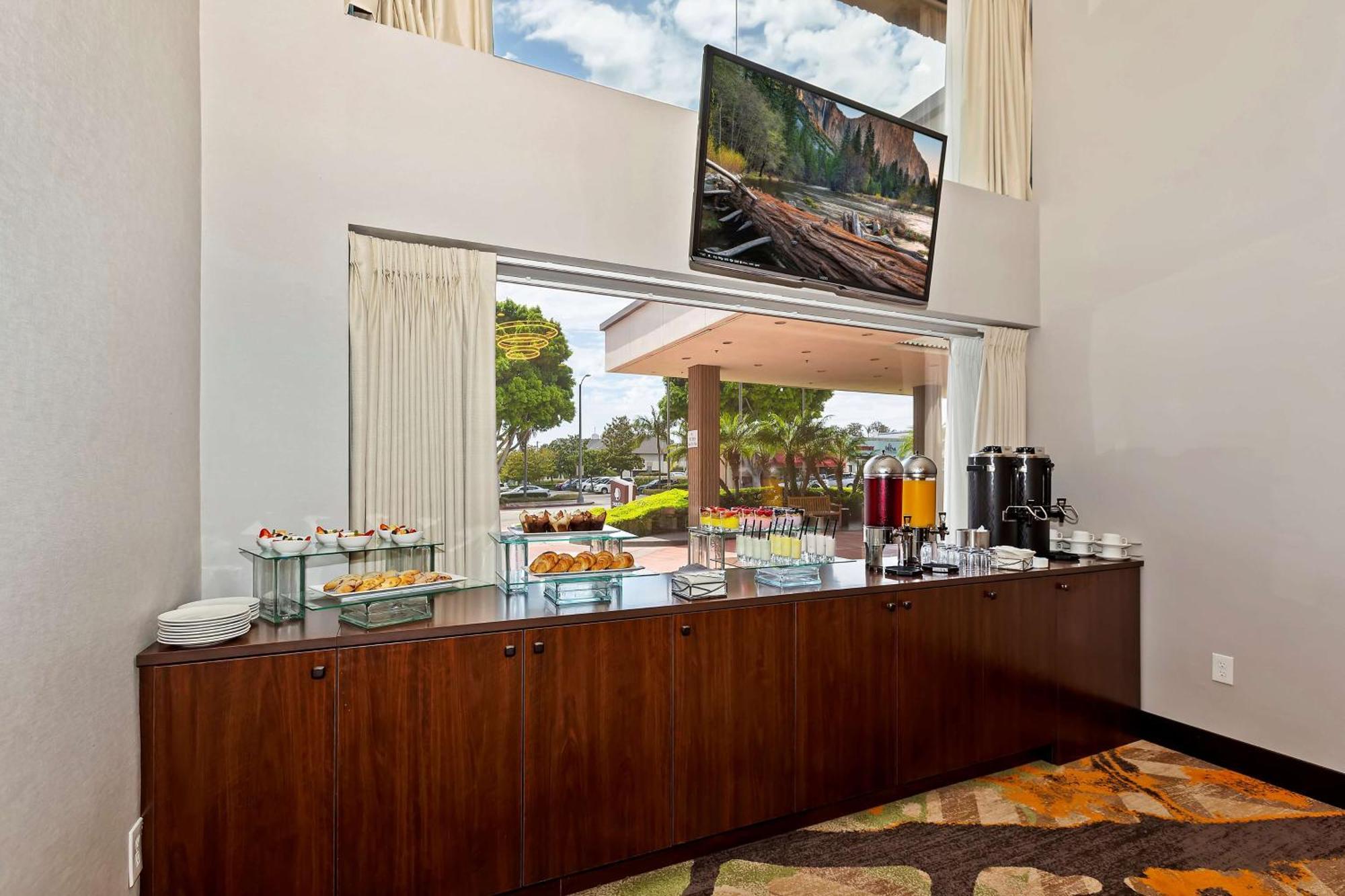 Doubletree By Hilton Whittier Hotel Exterior photo